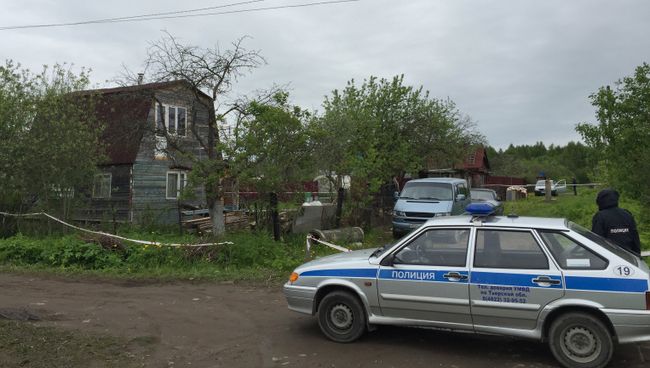 Автомобиль полиции у дома в Тверской области, где в ночь на 4 июня мужчина в ходе бытового конфликта застрелил 9 человек Автомобиль полиции у дома в Тверской области, где в ночь на 4 июня мужчина в ходе бытового конфликта застрелил 9 человек