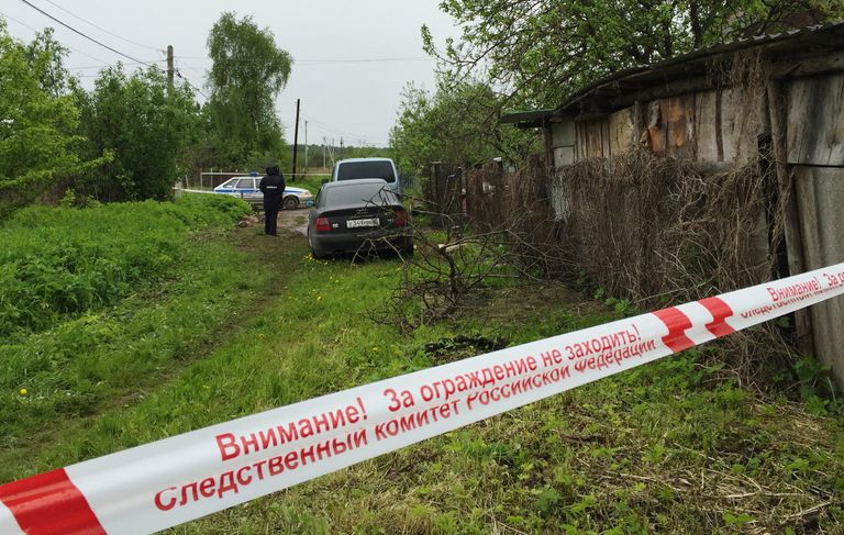 Лента ограждения у дома в садоводческом товариществе 50 лет Октября в поселке Редкино Тверской области