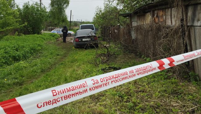 Лента ограждения у дома в садоводческом товариществе 50 лет Октября в поселке Редкино Тверской области. Архивное фото Лента ограждения у дома в садоводческом товариществе 50 лет Октября в поселке Редкино Тверской области. Архивное фото