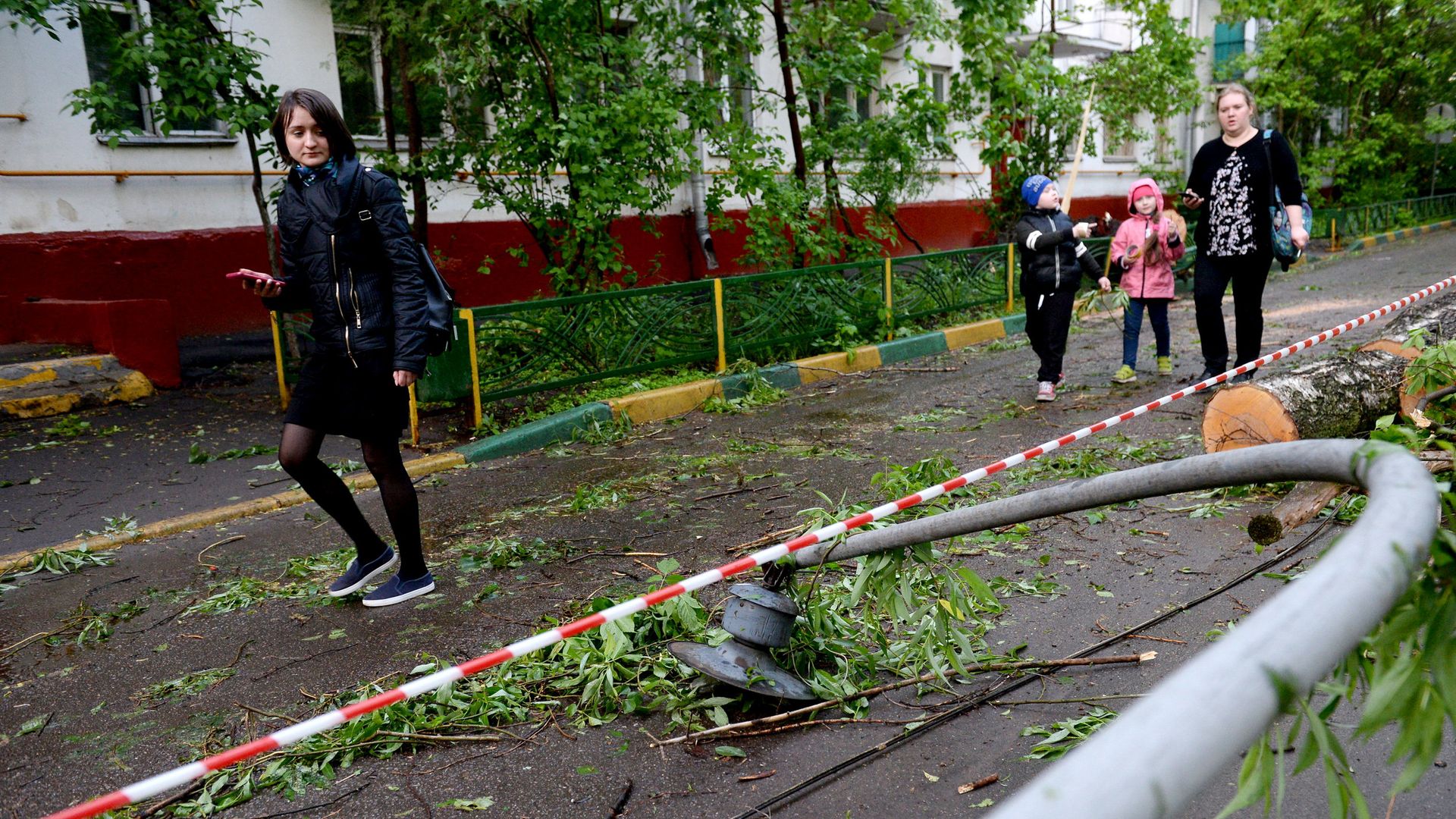 Поваленный ураганом фонарный столб во дворе жилого дома в Москве Поваленный ураганом фонарный столб во дворе жилого дома в Москве - РИА Новости, 1920, 24.10.2023