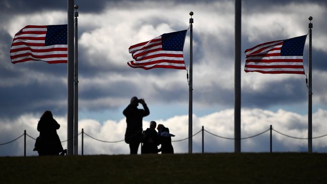 Туристы возле монумента Вашингтона в Вашингтоне, США Туристы возле монумента Вашингтона в Вашингтоне, США
