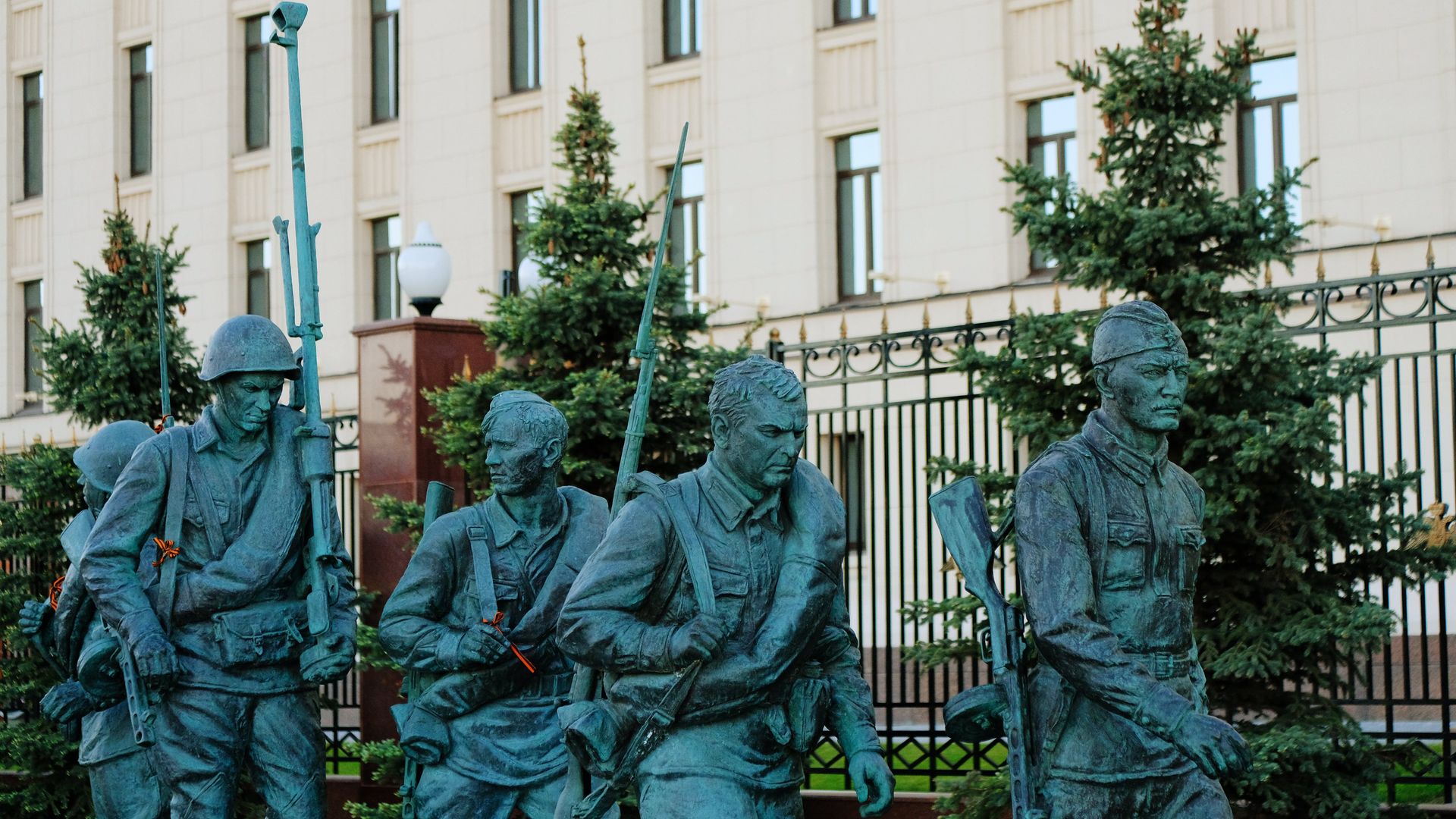 Памятник героям фильма Они сражались за Родину у здания министерства обороны РФ на Фрунзенской набережной в Москве Памятник героям фильма Они сражались за Родину у здания министерства обороны РФ на Фрунзенской набережной в Москве - РИА Новости, 1920, 02.05.2022