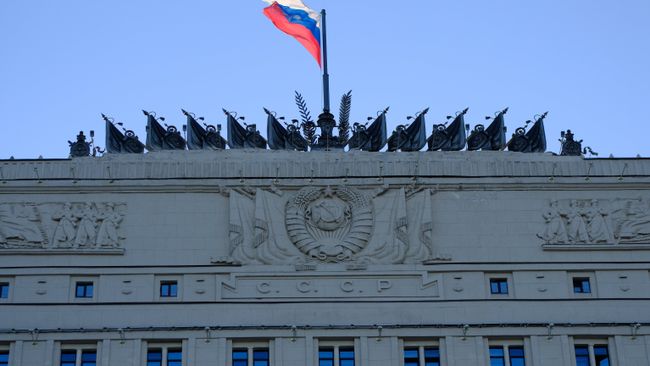 Флаг на здании министерства обороны РФ на Фрунзенской набережной в Москве. Архивное фото Флаг на здании министерства обороны РФ на Фрунзенской набережной в Москве. Архивное фото