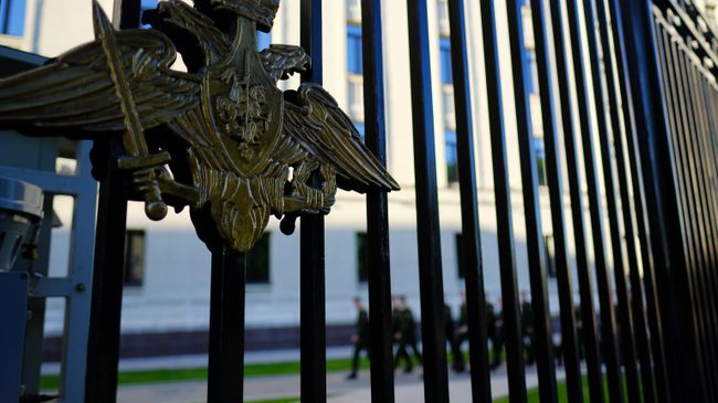 Герб на ограде здания министерства обороны РФ на Фрунзенской набережной в Москве. Архивное фото Герб на ограде здания министерства обороны РФ на Фрунзенской набережной в Москве. Архивное фото