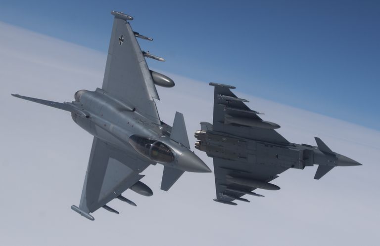 Немецкий истребитель Eurofighter Typhoon во время учений ВВС НАТО в воздушном пространстве Литвы