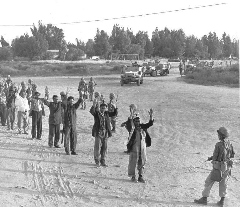 Египетские военные в плену у израильских войск. Шестидневная война. 1967 