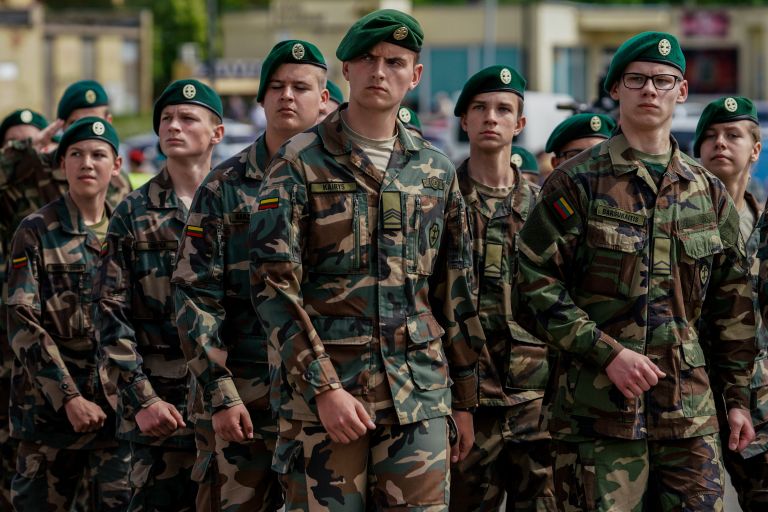 Военнослужащие во время парада в рамках военных учений Удар короля 2017 в Литве