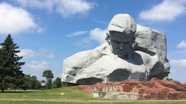 Памятник Брестская крепость - герой Памятник Брестская крепость - герой