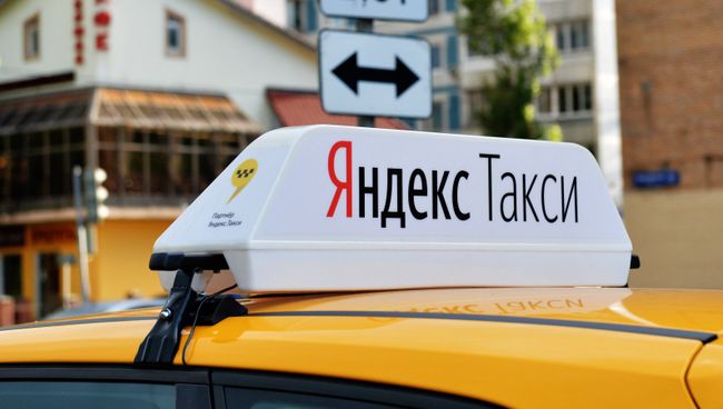 Световой короб на крыше автомобиля службы Яндекс.Такси. Архивное фото