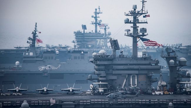 Авианосцы США Карл Винсон и Рональд Рейган во время учений в Японском море. 1 июня 2017 Авианосцы США Карл Винсон и Рональд Рейган во время учений в Японском море. 1 июня 2017