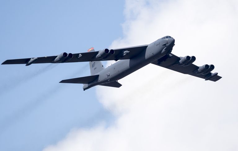 Американский бомбардировщик B-52 в воздушном пространстве Литвы во время учений НАТО Американский бомбардировщик B-52 в воздушном пространстве Литвы во время учений НАТО