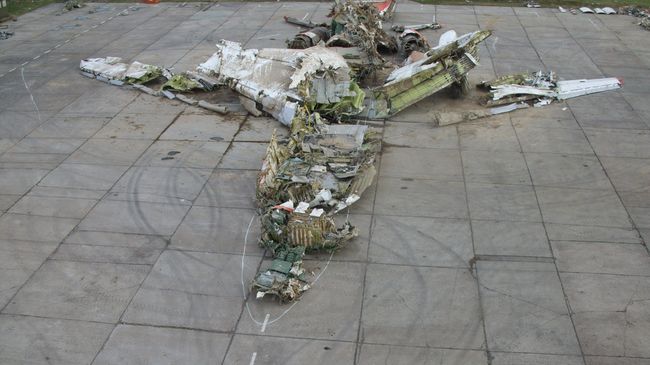 Обломки польского правительственного самолета Ту-154. Архивное фото Обломки польского правительственного самолета Ту-154. Архивное фото