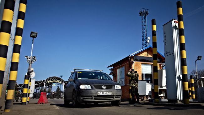 Автомобиль на пропускном пункте Гоптовка на границе России и Украины. Архивное фото