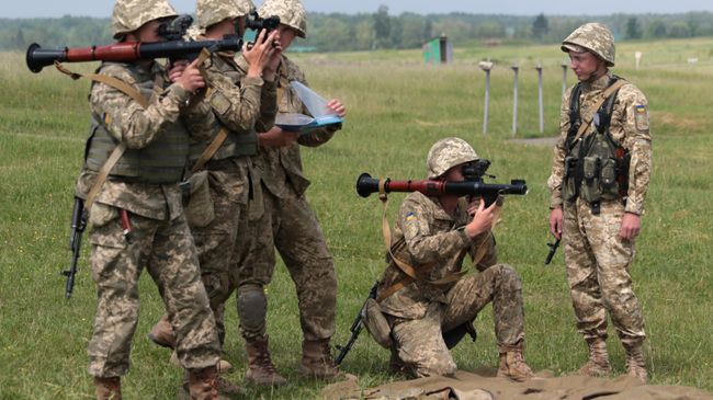 Военнослужащие вооруженных сил Украины во время военных учений на Яворовском полигоне во Львовской области Военнослужащие вооруженных сил Украины во время военных учений на Яворовском полигоне во Львовской области