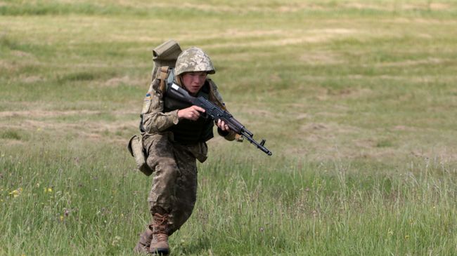 Военнослужащий вооруженных сил Украины. Архивное фото Военнослужащий вооруженных сил Украины. Архивное фото