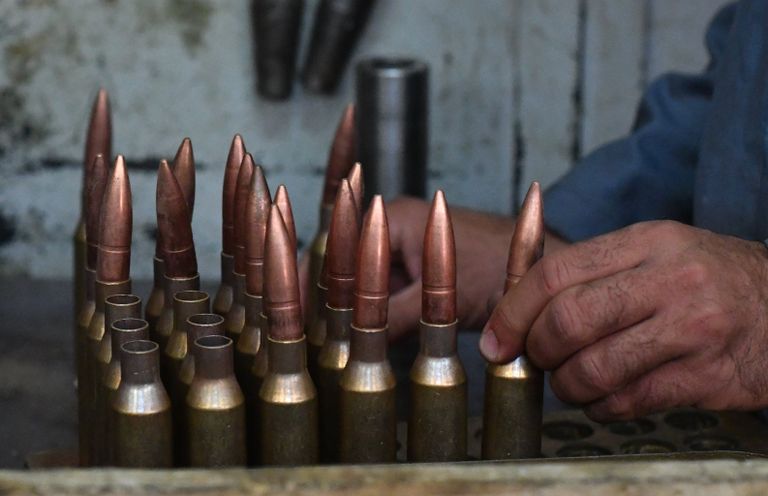 Рабочие в одном из цехов военного завода по изготовлению патронов в пригороде сирийского города Хама Рабочие в одном из цехов военного завода по изготовлению патронов в пригороде сирийского города Хама