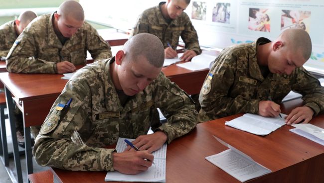 Военнослужащие вооруженных сил Украины во время военных учений на Яворовском полигоне во Львовской области Военнослужащие вооруженных сил Украины во время военных учений на Яворовском полигоне во Львовской области