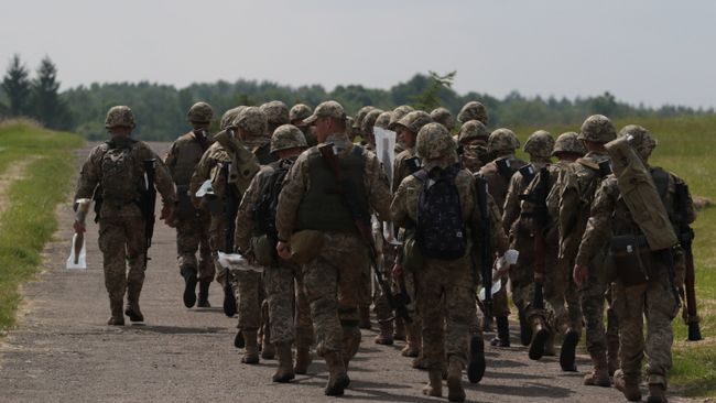 Военнослужащие вооруженных сил Украины во время военных учений на Яворовском полигоне во Львовской области Военнослужащие вооруженных сил Украины во время военных учений на Яворовском полигоне во Львовской области