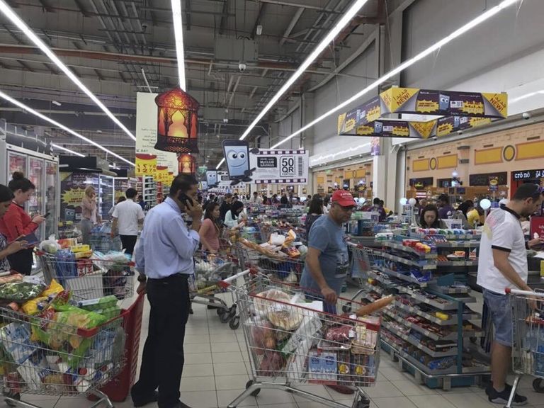 Жители Дохи запасаются продуктами в супермаркете. 5 июня 2017 Жители Дохи запасаются продуктами в супермаркете. 5 июня 2017