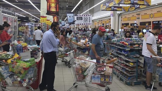 Жители Дохи запасаются продуктами в супермаркете. 5 июня 2017 Жители Дохи запасаются продуктами в супермаркете. 5 июня 2017
