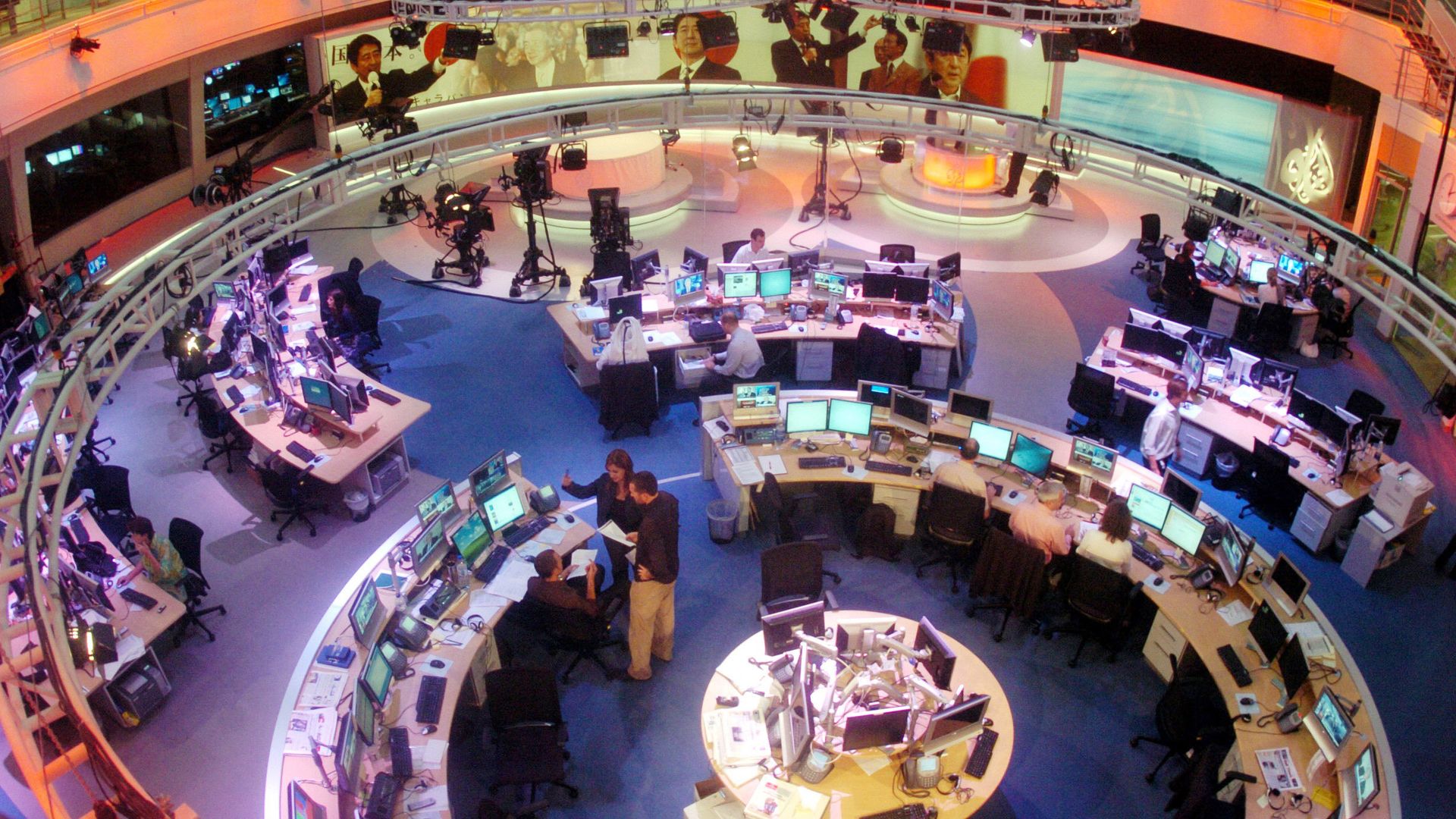 Сотрудники в офисе телекомпании Al Jazeera в Дохе, Катар Сотрудники в офисе телекомпании Al Jazeera в Дохе, Катар - РИА Новости, 1920, 20.10.2023