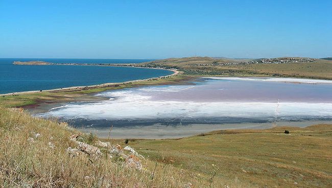Чокракское озеро на востоке Крыма. Архивное фото Чокракское озеро на востоке Крыма. Архивное фото