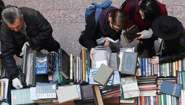 Посетители на книжном фестивале. Архивное фото