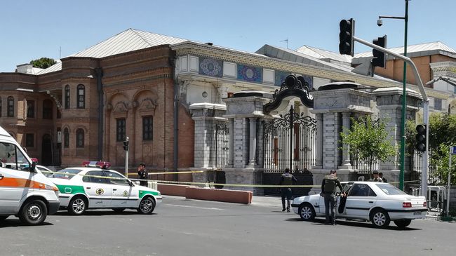 Автомобили скорой помощи и полиции в Иране Автомобили скорой помощи и полиции в Иране