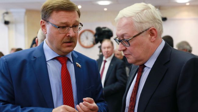 Константин Косачев и Сергей Рябков во время слушаний на тему Предотвращение вмешательства во внутренние дела РФ в Совете Федерации. 7 июня 2017