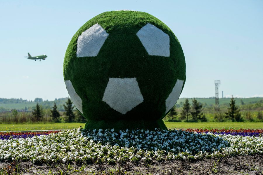 Наружная реклама Кубка Конфедераций 2017 в форме футбольного мяча на въезде в аэропорт Пулково Наружная реклама Кубка Конфедераций 2017 в форме футбольного мяча на въезде в аэропорт Пулково