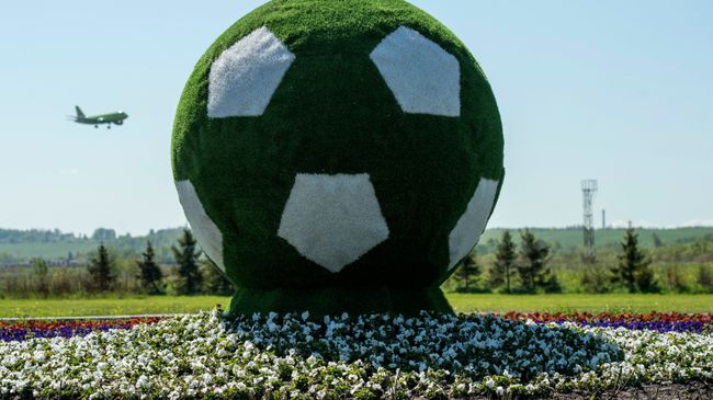 Наружная реклама Кубка Конфедераций 2017 в форме футбольного мяча на въезде в аэропорт Пулково. Архивное фото Наружная реклама Кубка Конфедераций 2017 в форме футбольного мяча на въезде в аэропорт Пулково. Архивное фото