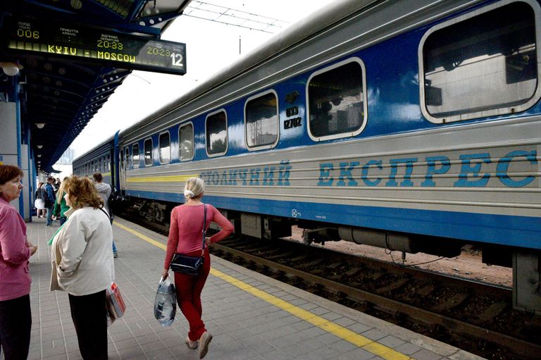 Пассажиры на перроне Центрального железнодорожного вокзала в Киеве Пассажиры на перроне Центрального железнодорожного вокзала в Киеве