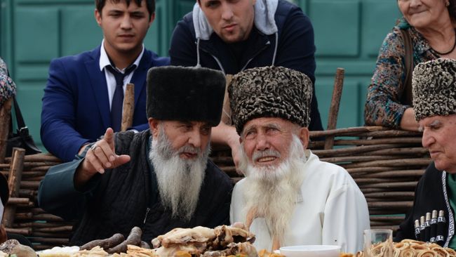 Старейшины за столом Старейшины за столом