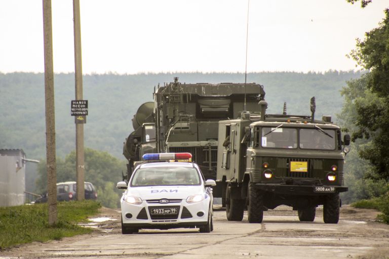 Дивизион зенитных ракетных комплексов С-300 Фаворит во время марша в ходе двусторонних учений войск ПВО и авиации Западного военного округа Дивизион зенитных ракетных комплексов С-300 Фаворит во время марша в ходе двусторонних учений войск ПВО и авиации Западного военного округа