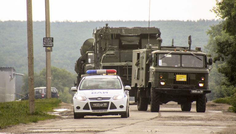 Дивизион зенитных ракетных комплексов С-300 Фаворит во время марша в ходе двусторонних учений войск ПВО и авиации Западного военного округа Дивизион зенитных ракетных комплексов С-300 Фаворит во время марша в ходе двусторонних учений войск ПВО и авиации Западного военного округа