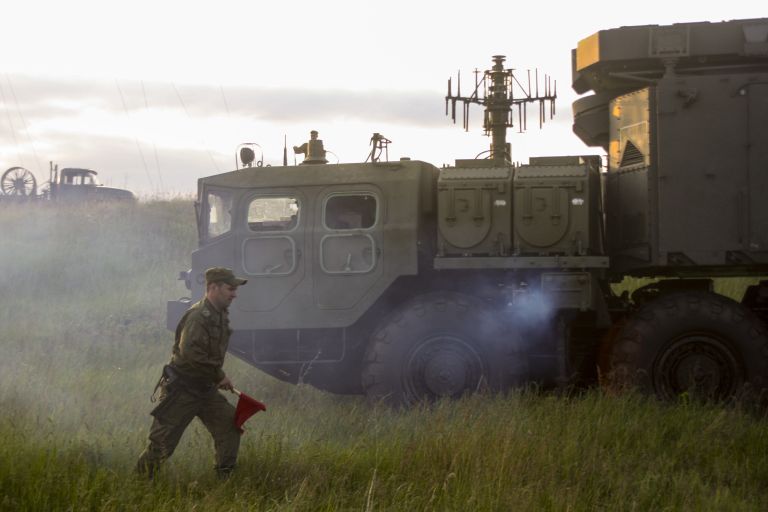 Радиолокационная станция (РЛС) “Всевысотный обнаружитель” во время двусторонних учений войск ПВО и авиации Западного военного округа Радиолокационная станция (РЛС) “Всевысотный обнаружитель” во время двусторонних учений войск ПВО и авиации Западного военного округа