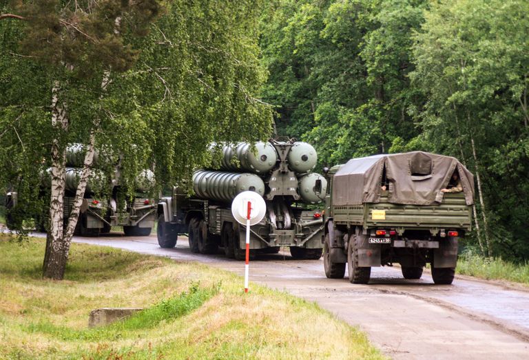 Дивизион зенитных ракетных комплексов С-300 Фаворит во время марша в ходе двусторонних учений войск ПВО и авиации Западного военного округа Дивизион зенитных ракетных комплексов С-300 Фаворит во время марша в ходе двусторонних учений войск ПВО и авиации Западного военного округа