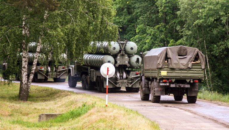 Дивизион зенитных ракетных комплексов С-300 Фаворит во время марша в ходе двусторонних учений войск ПВО и авиации Западного военного округа Дивизион зенитных ракетных комплексов С-300 Фаворит во время марша в ходе двусторонних учений войск ПВО и авиации Западного военного округа