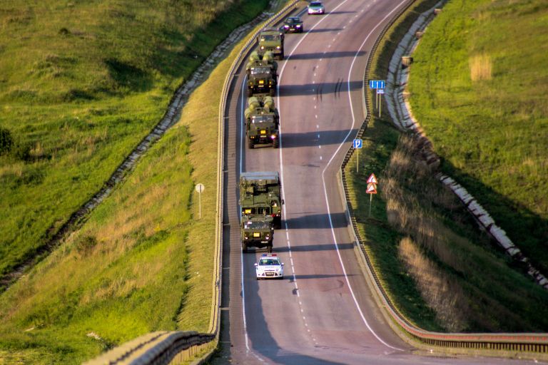 Дивизион зенитных ракетных комплексов С-300 Фаворит во время марша в ходе двусторонних учений войск ПВО и авиации Западного военного округа Дивизион зенитных ракетных комплексов С-300 Фаворит во время марша в ходе двусторонних учений войск ПВО и авиации Западного военного округа