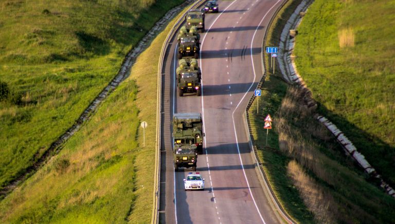 Дивизион зенитных ракетных комплексов С-300 Фаворит во время марша в ходе двусторонних учений войск ПВО и авиации Западного военного округа Дивизион зенитных ракетных комплексов С-300 Фаворит во время марша в ходе двусторонних учений войск ПВО и авиации Западного военного округа