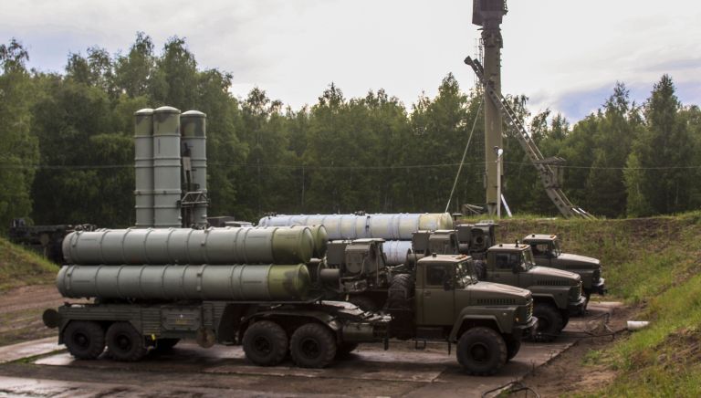 Зенитные ракетные комплексы С-300 Фаворит во время двусторонних учений войск ПВО и авиации Западного военного округа Зенитные ракетные комплексы С-300 Фаворит во время двусторонних учений войск ПВО и авиации Западного военного округа