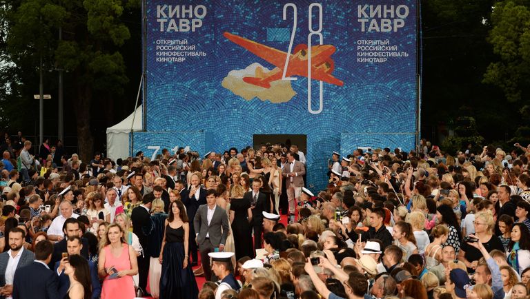 Посетители на торжественной церемонии открытия 28-го Открытого российского кинофестиваля Кинотавр в Сочи Посетители на торжественной церемонии открытия 28-го Открытого российского кинофестиваля Кинотавр в Сочи