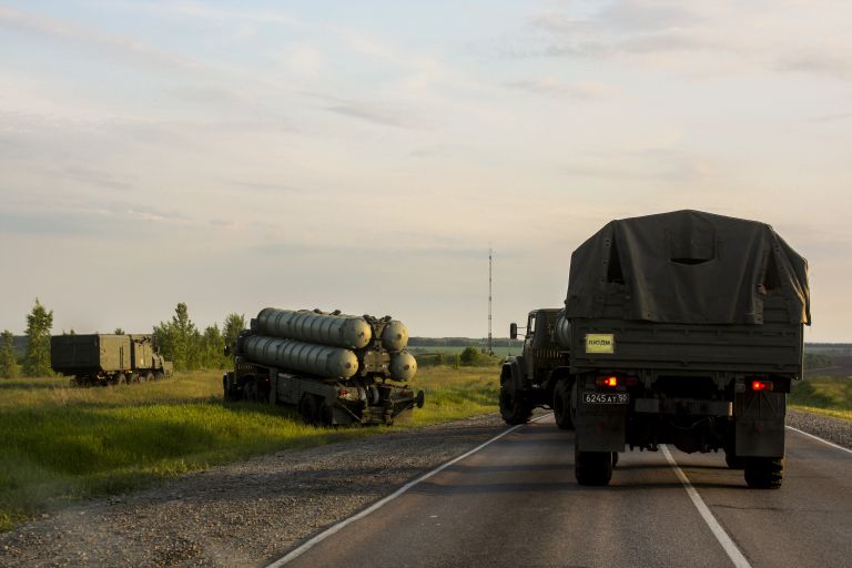 Дивизион зенитных ракетных комплексов С-300 Фаворит во время марша в ходе двусторонних учений войск ПВО и авиации Западного военного округа Дивизион зенитных ракетных комплексов С-300 Фаворит во время марша в ходе двусторонних учений войск ПВО и авиации Западного военного округа