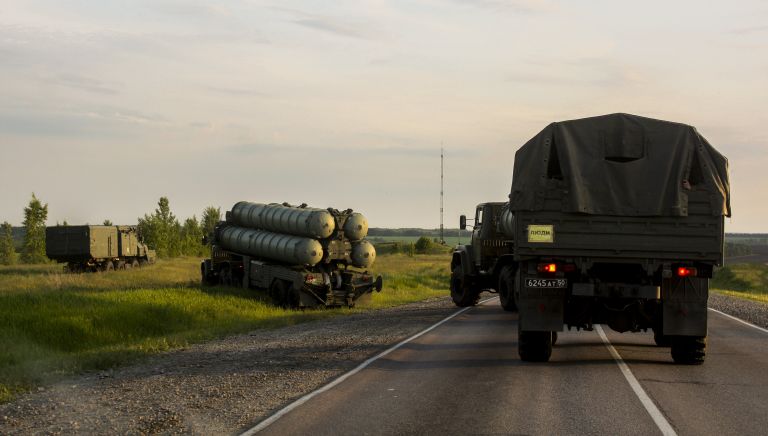Дивизион зенитных ракетных комплексов С-300 Фаворит во время марша в ходе двусторонних учений войск ПВО и авиации Западного военного округа Дивизион зенитных ракетных комплексов С-300 Фаворит во время марша в ходе двусторонних учений войск ПВО и авиации Западного военного округа