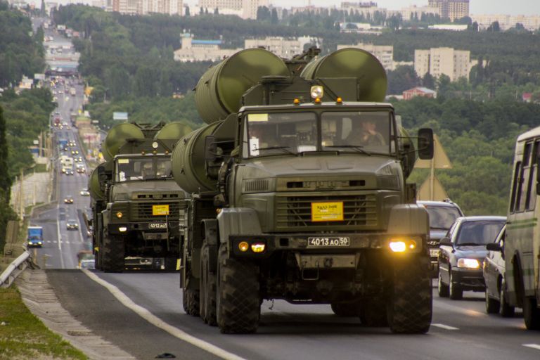 Дивизион зенитных ракетных комплексов С-300 Фаворит во время марша в ходе двусторонних учений войск ПВО и авиации Западного военного округа Дивизион зенитных ракетных комплексов С-300 Фаворит во время марша в ходе двусторонних учений войск ПВО и авиации Западного военного округа