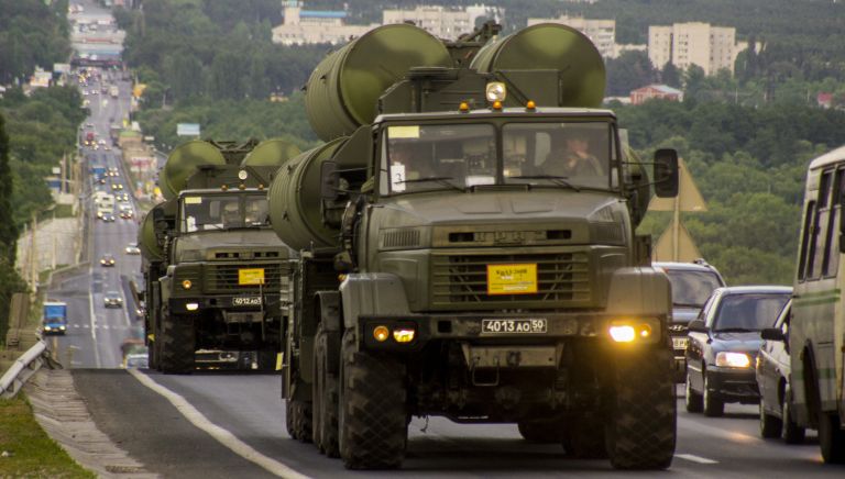 Дивизион зенитных ракетных комплексов С-300 Фаворит во время марша в ходе двусторонних учений войск ПВО и авиации Западного военного округа Дивизион зенитных ракетных комплексов С-300 Фаворит во время марша в ходе двусторонних учений войск ПВО и авиации Западного военного округа