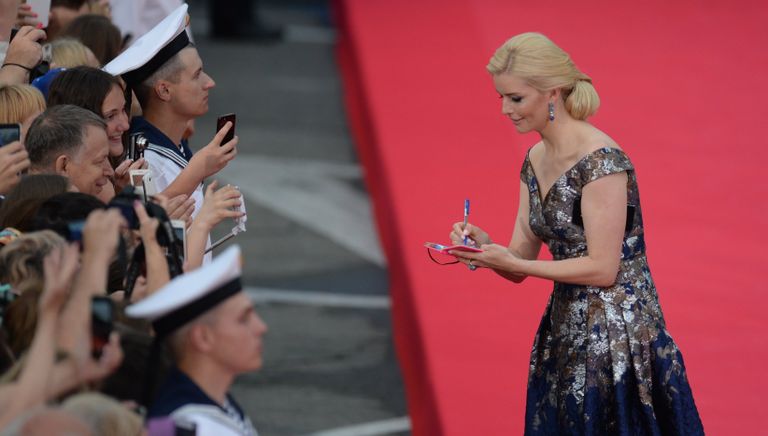 Актриса Анна Чурина на торжественной церемонии открытия 28-го Открытого российского кинофестиваля Кинотавр в Сочи Актриса Анна Чурина на торжественной церемонии открытия 28-го Открытого российского кинофестиваля Кинотавр в Сочи