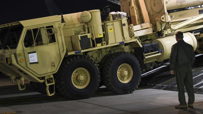 Разгрузка оборудования для развертывания системы ПВО THAAD. Архивное фото