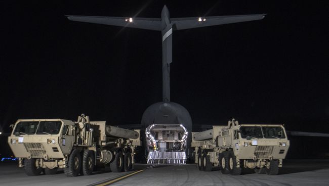 Разгрузка оборудования для развертывания системы ПВО THAAD на авиабазе в Пхентаке, Южная Корея. 6 марта 2017 Разгрузка оборудования для развертывания системы ПВО THAAD на авиабазе в Пхентаке, Южная Корея. 6 марта 2017