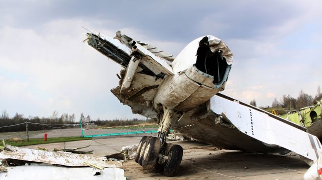 Обломки польского правительственного самолета Ту-154 на охраняемой площадке аэродрома в Смоленске. Архивное фото Обломки польского правительственного самолета Ту-154 на охраняемой площадке аэродрома в Смоленске. Архивное фото